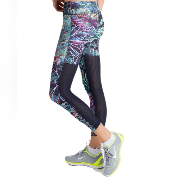 NUALIME
Print/back mesh Brazil design
Compression legging Size Small - Picture 9 of 9